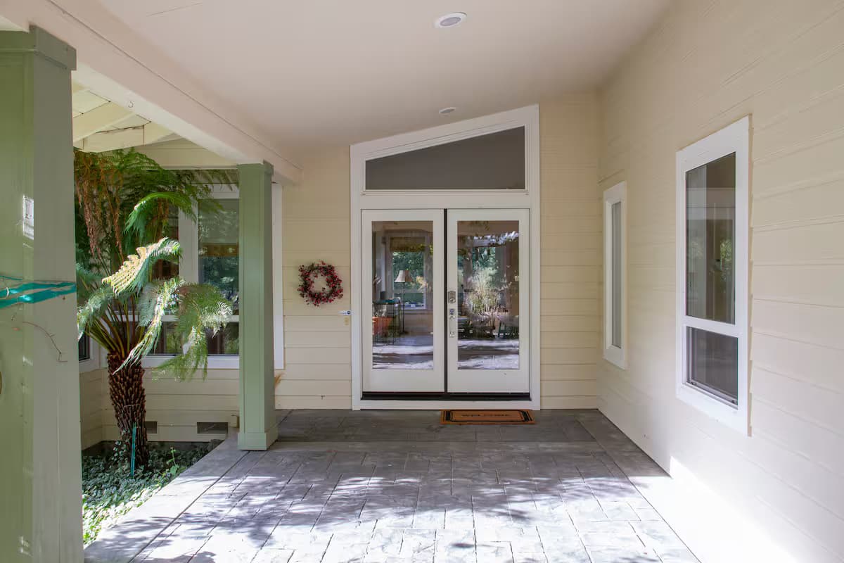 Bright room opening onto the garden